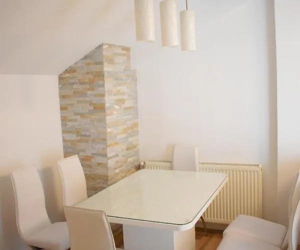 Apartments Holiday * 브라네